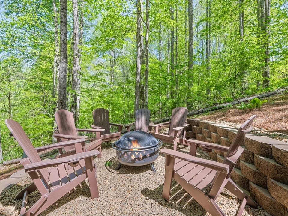 Peak-A-View Cabin, Sleeps 6, 3 BR, Fire Pit, Gas Fire Place Cabin in Maggie Valley
