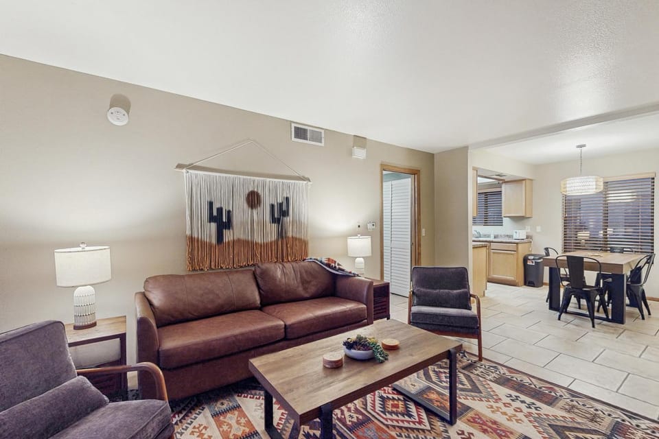 Red Horizon Hideaway House in Village of Oak Creek