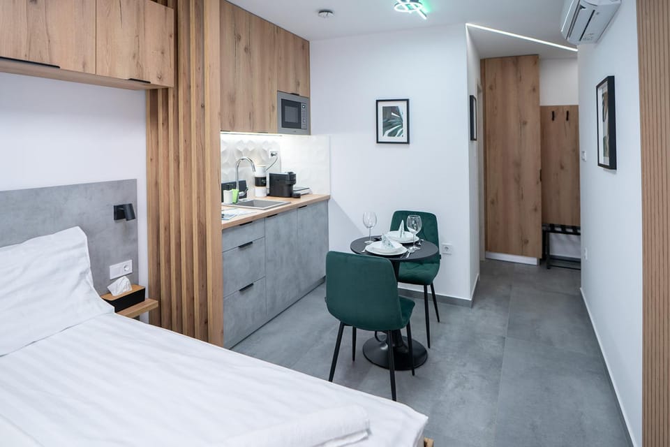 Bed, Coffee/tea facilities, Kitchen or kitchenette, Dining area, Bedroom, microwave, stove