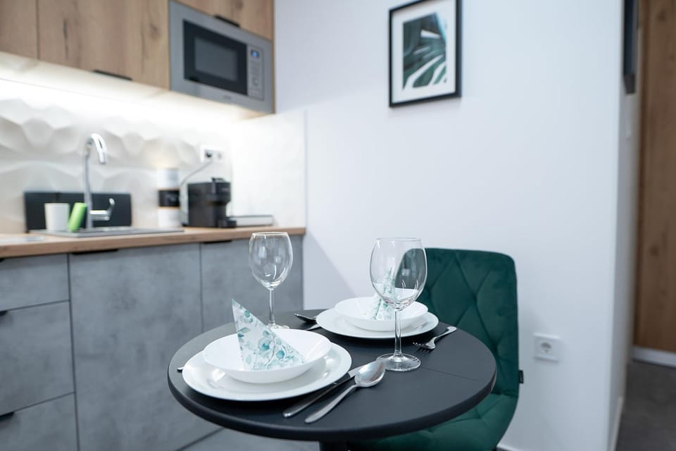 Coffee/tea facilities, Kitchen or kitchenette, Dining area, microwave, stove