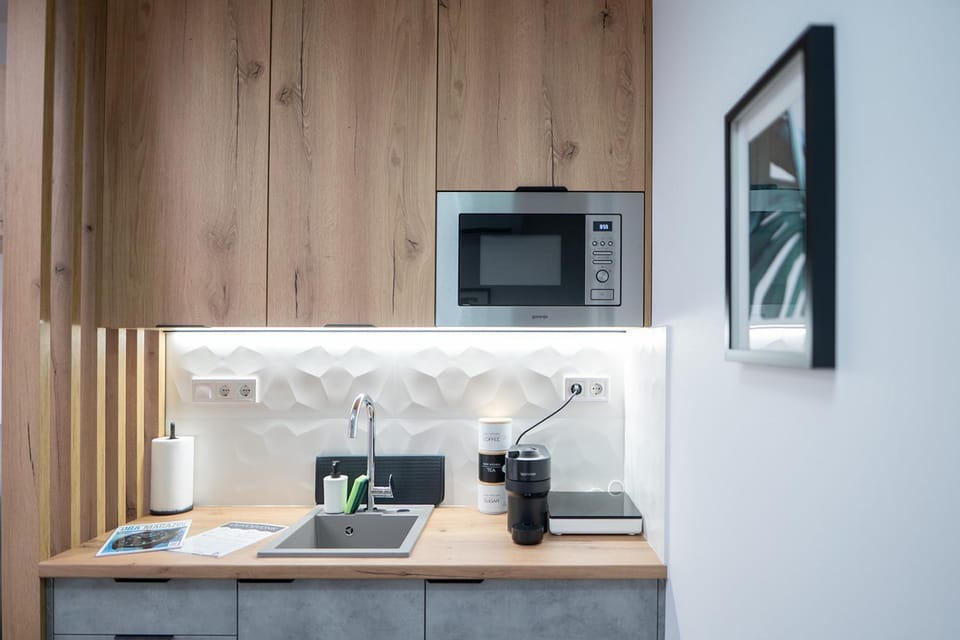 Coffee/tea facilities, Kitchen or kitchenette, microwave, stove