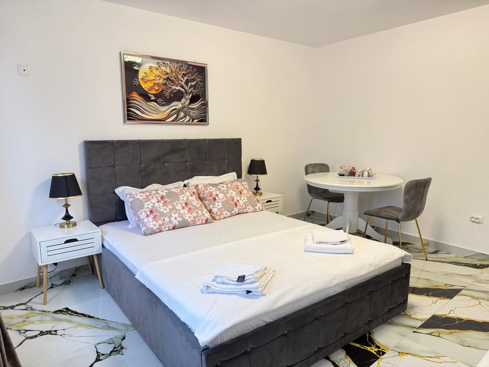 Photo of the whole room, Dining area, Bedroom