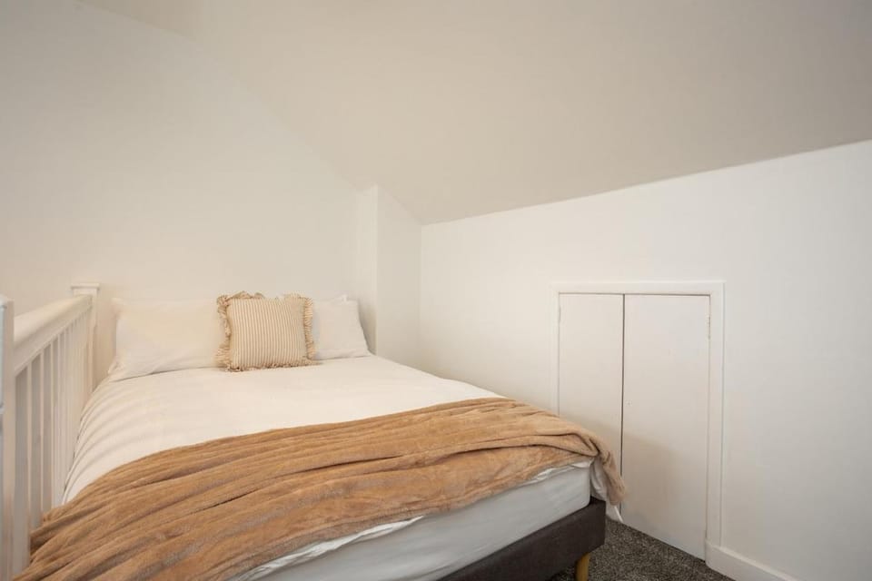 4 Bedroom House FREE off street parking House in England