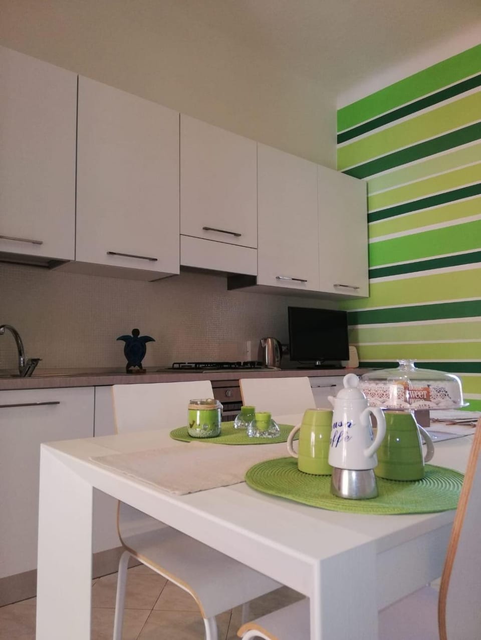 Coffee/tea facilities, Dining area