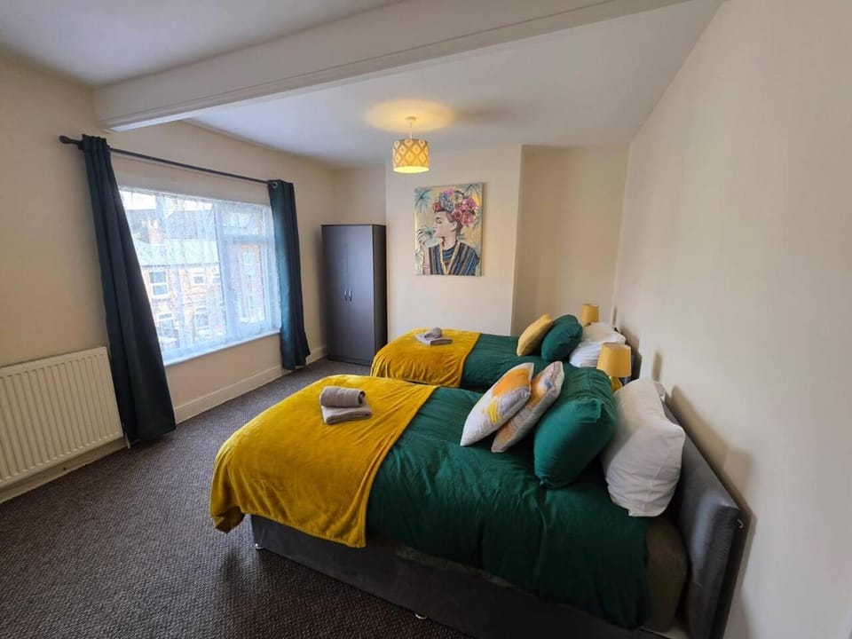 Photo of the whole room, Bedroom, towels