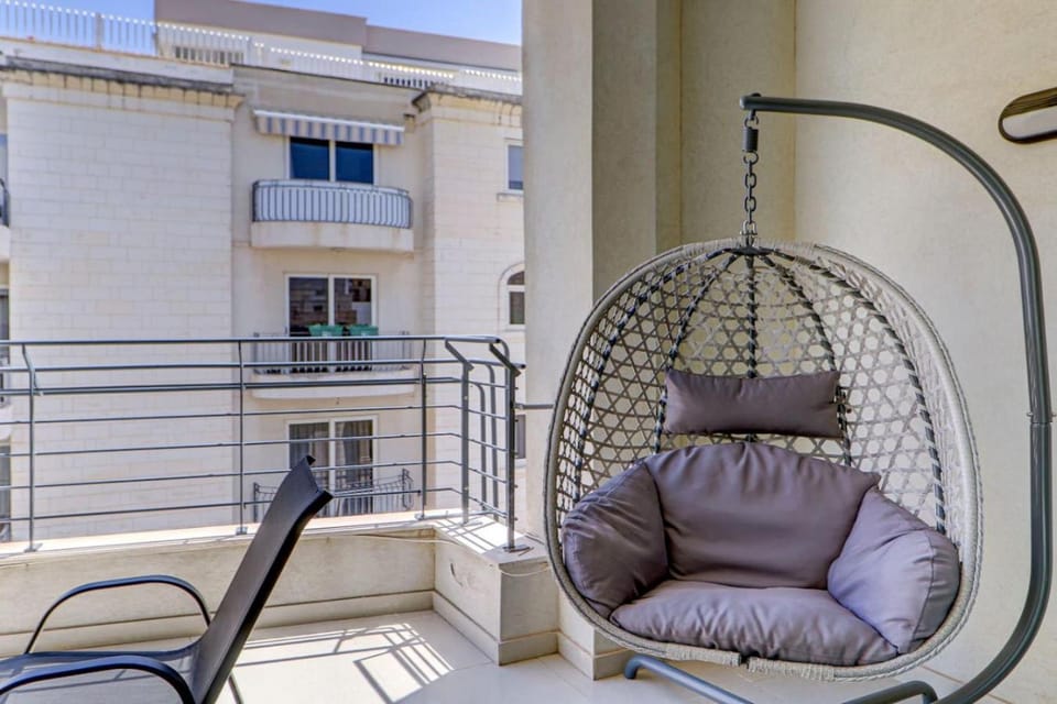 Hughes Hallet - Sliema Seaside Stay - By Haven and Keys Malta Apartment in Sliema