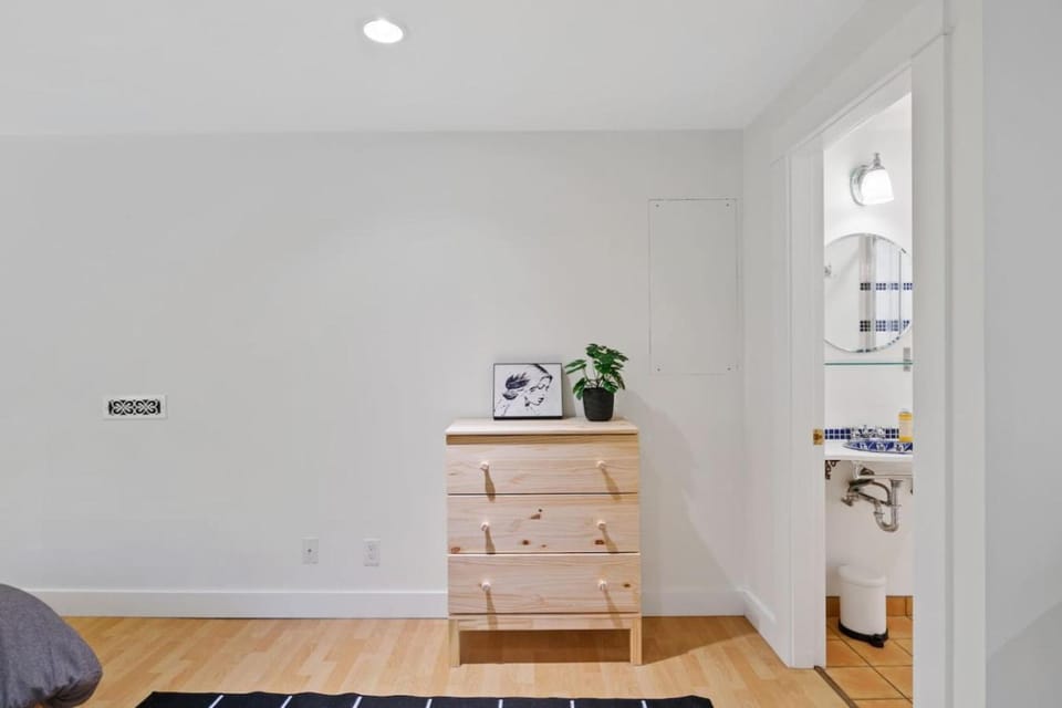 Cozy and Calm Modern Studio with Private Entrance Apartment in Vancouver