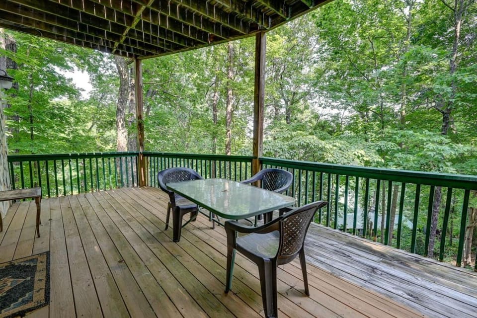 Lake Lure Lodge in the Trees Sleeps Eight House in Lake Lure