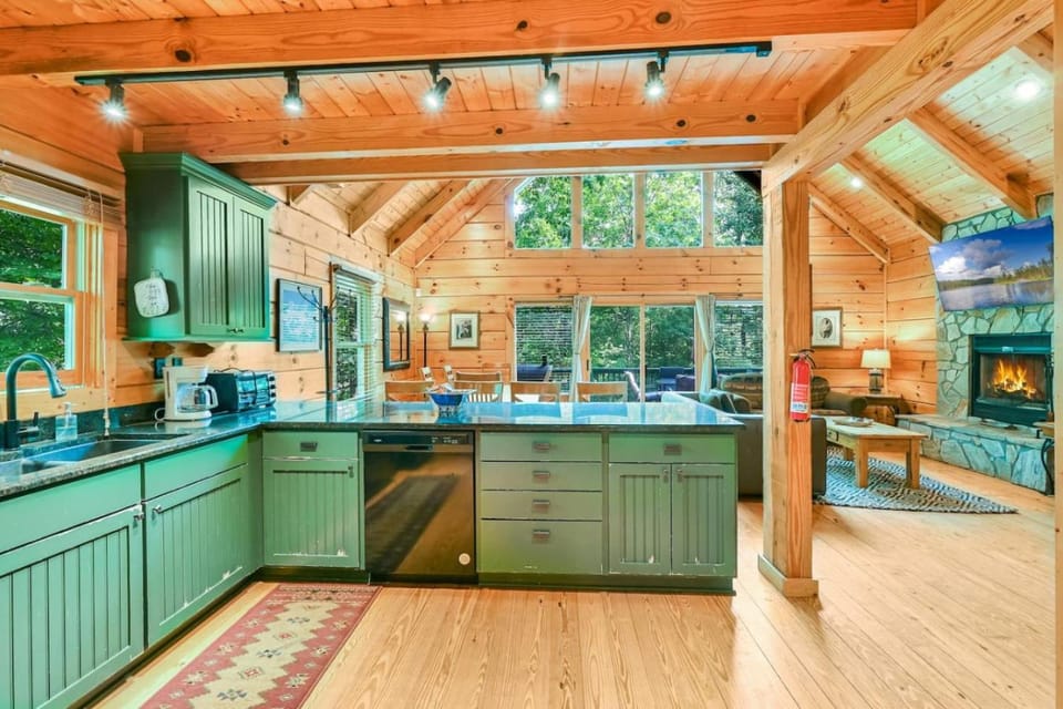 Lake Lure Lodge in the Trees Sleeps Eight House in Lake Lure