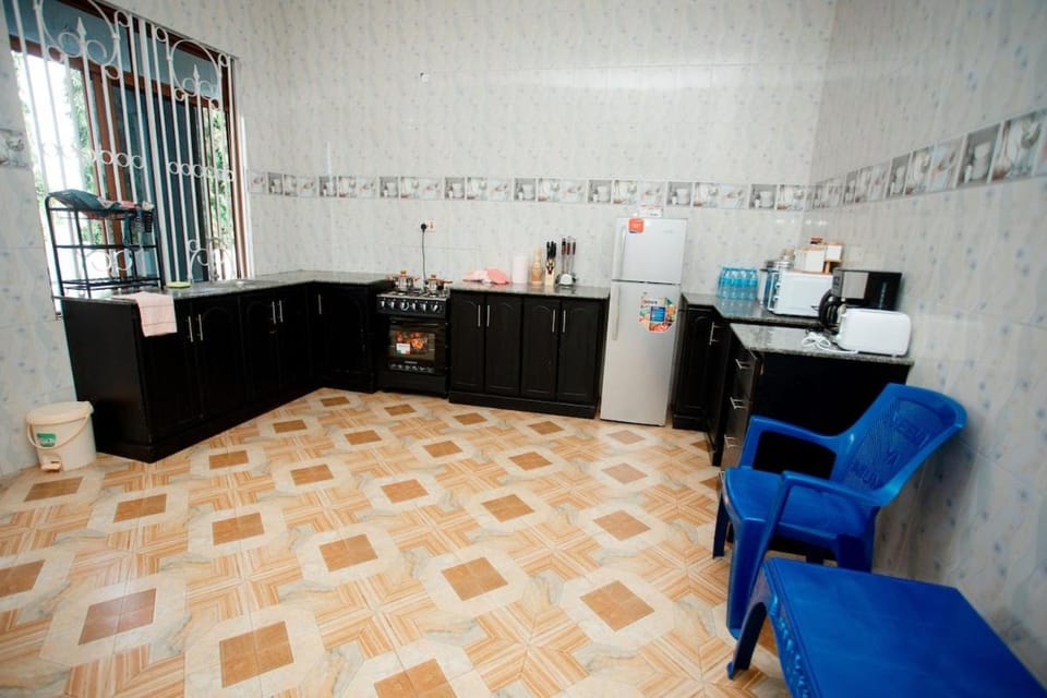 Coffee/tea facilities, Kitchen or kitchenette, oven, kitchen