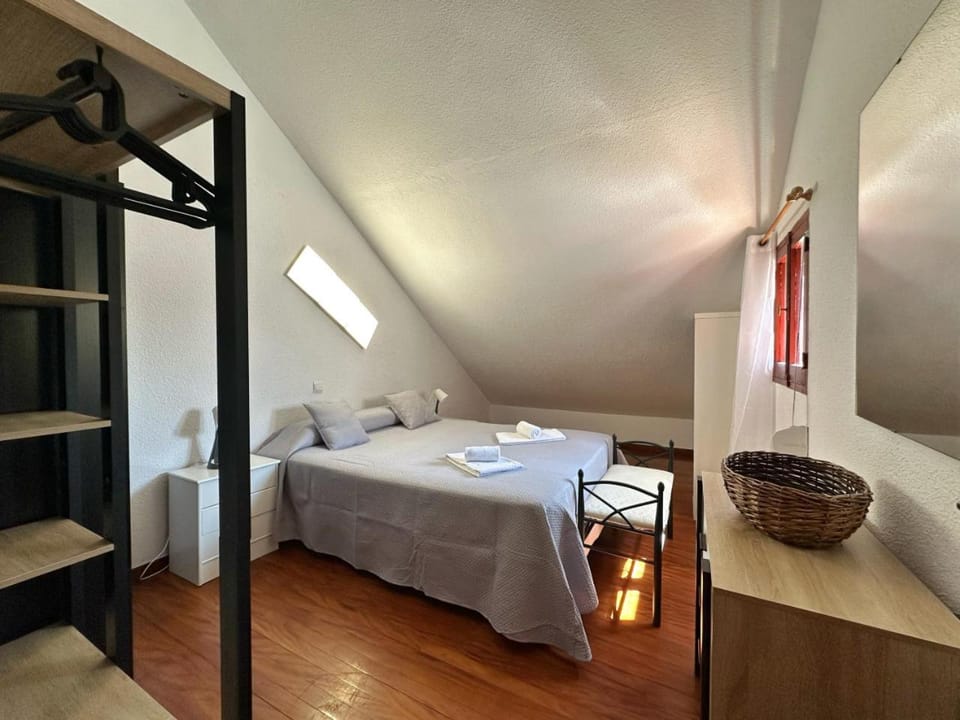 Bed, Photo of the whole room, Bedroom