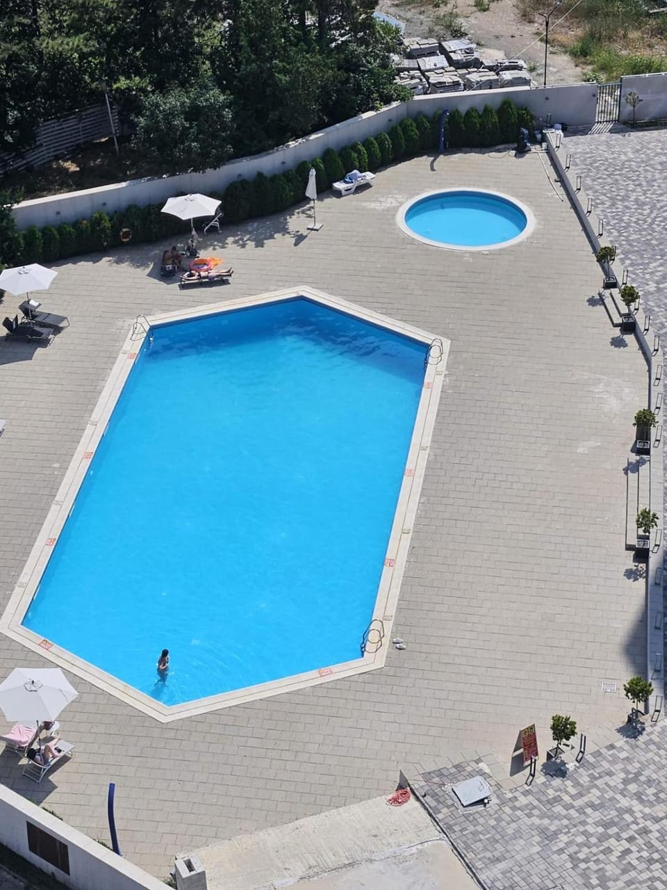 Swimming pool, sunbed