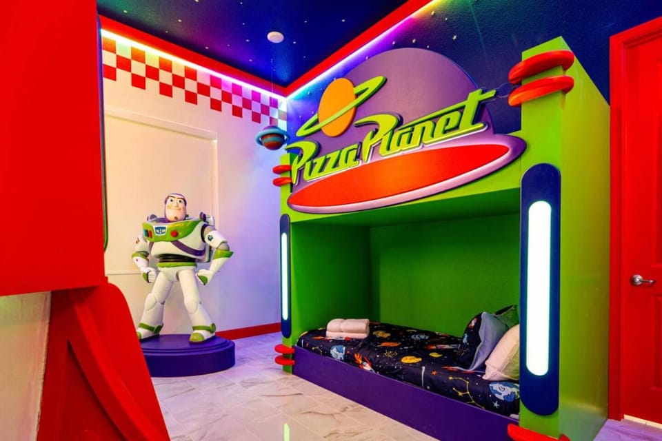 11BR Brand-New Home Themed Rooms Cinema Game Room - 11121 House in Orlando