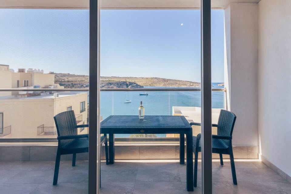 Vistamare Suites - St Pauls Bay Seafront Views Apartment in Saint Paul's Bay