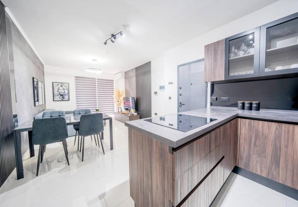Kitchen or kitchenette, Dining area, stove
