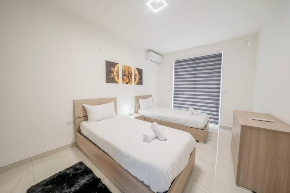 Bed, Photo of the whole room, Bedroom, towels, air conditioner
