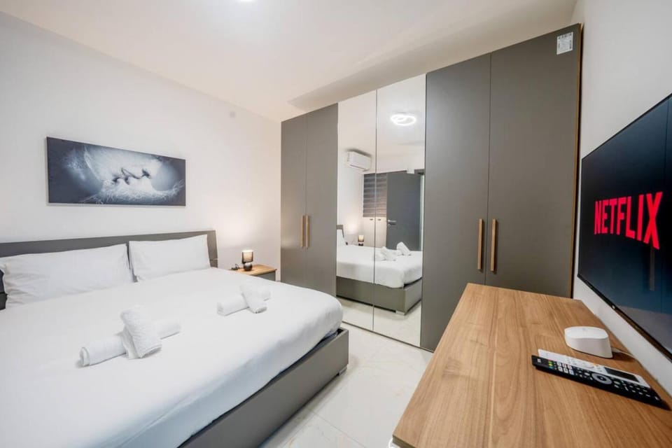 Bed, TV and multimedia, Bedroom, towels, wardrobe