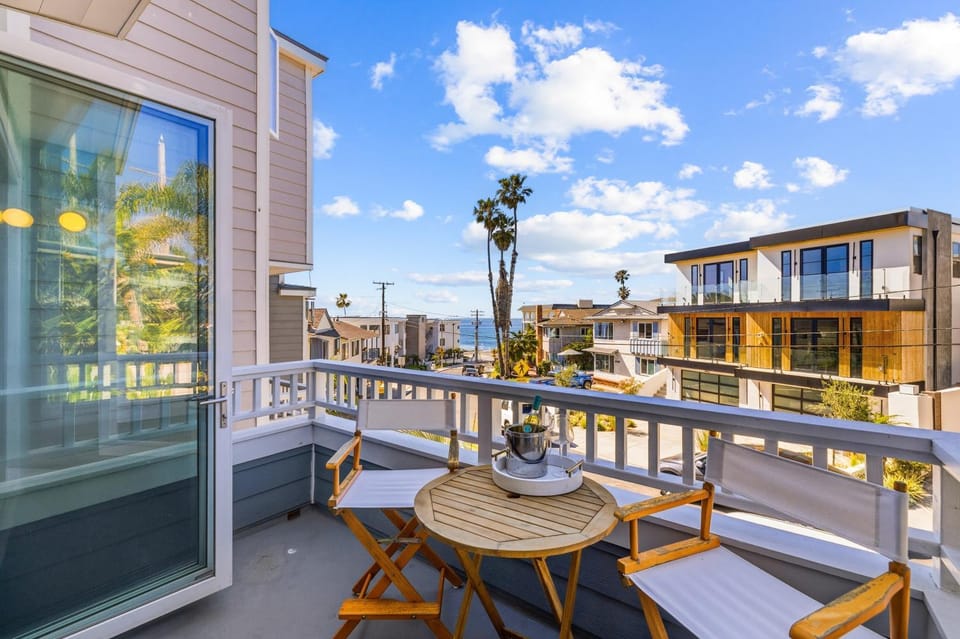 Coastal La Jolla Getaway with Panoramic Ocean Views and Private Rooftop House in La Jolla