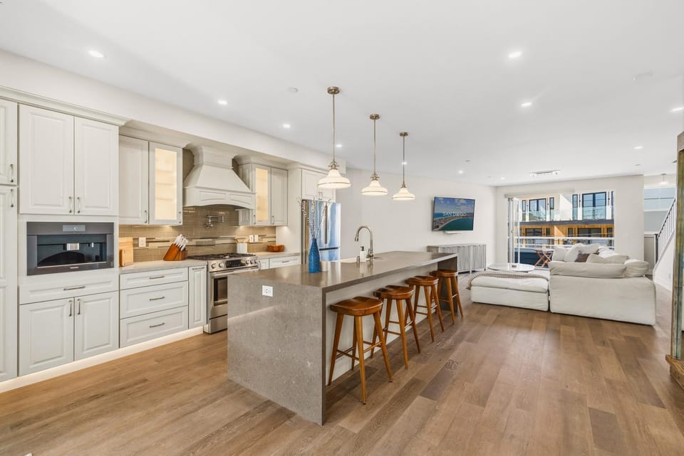 Coastal La Jolla Getaway with Panoramic Ocean Views and Private Rooftop House in La Jolla