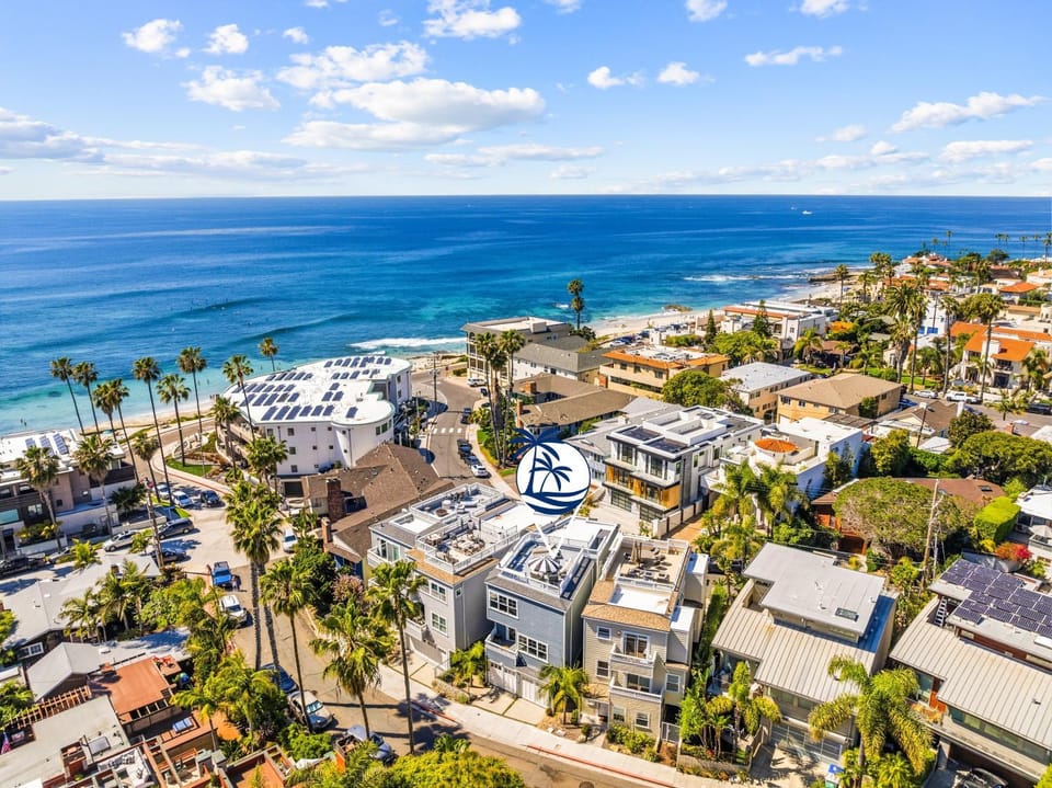 Coastal La Jolla Getaway with Panoramic Ocean Views and Private Rooftop House in La Jolla
