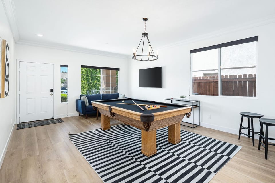 NEWGamesTVsHeated PoolFirepitFireplace House in Indio