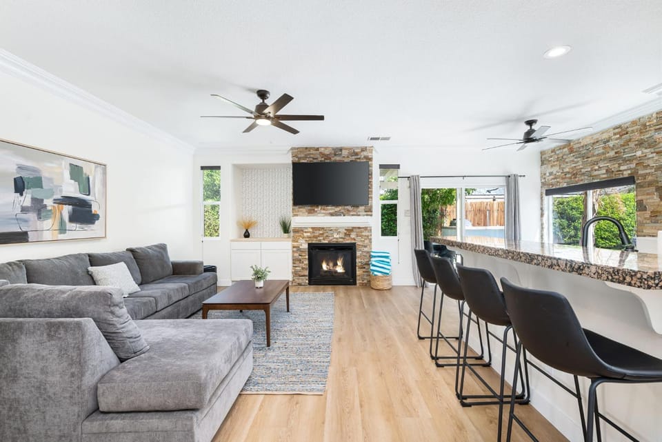 NEWGamesTVsHeated PoolFirepitFireplace House in Indio