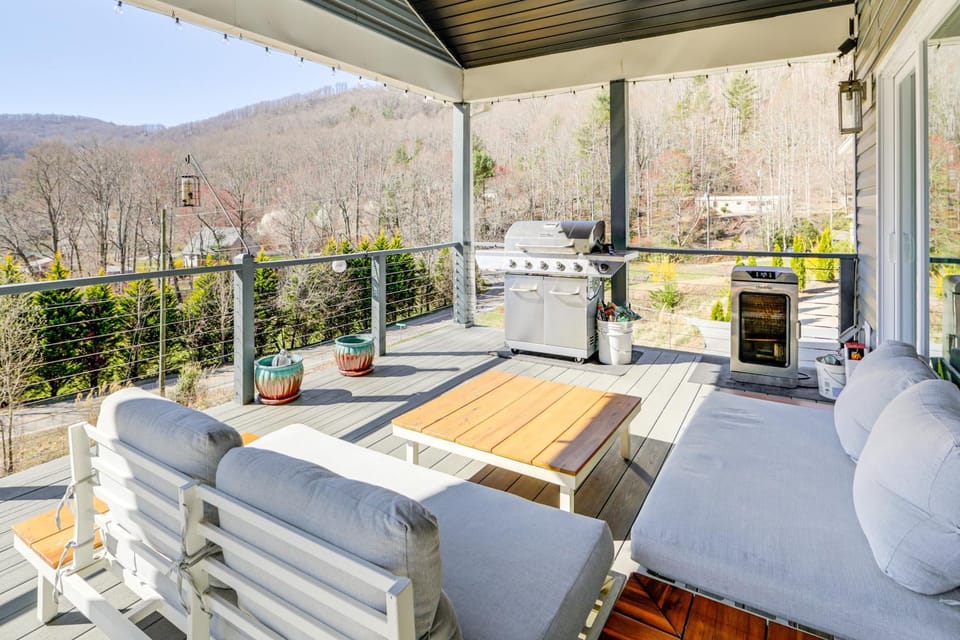 Mtn-View Retreat in Asheville: Great for Groups! House in Asheville