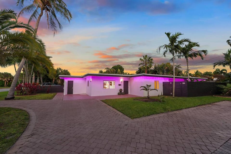 Barbie Poolhouse | 3 Ensuite BR | Outdoor Dining House in Wilton Manors