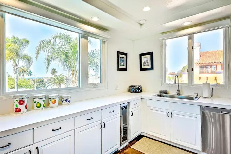 Sea Lane Ocean View Home, Patios and Walk to Beach House in La Jolla