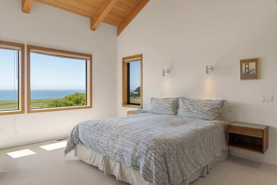 Vaulted ocean-view retreat with private hot tub House in Sonoma County