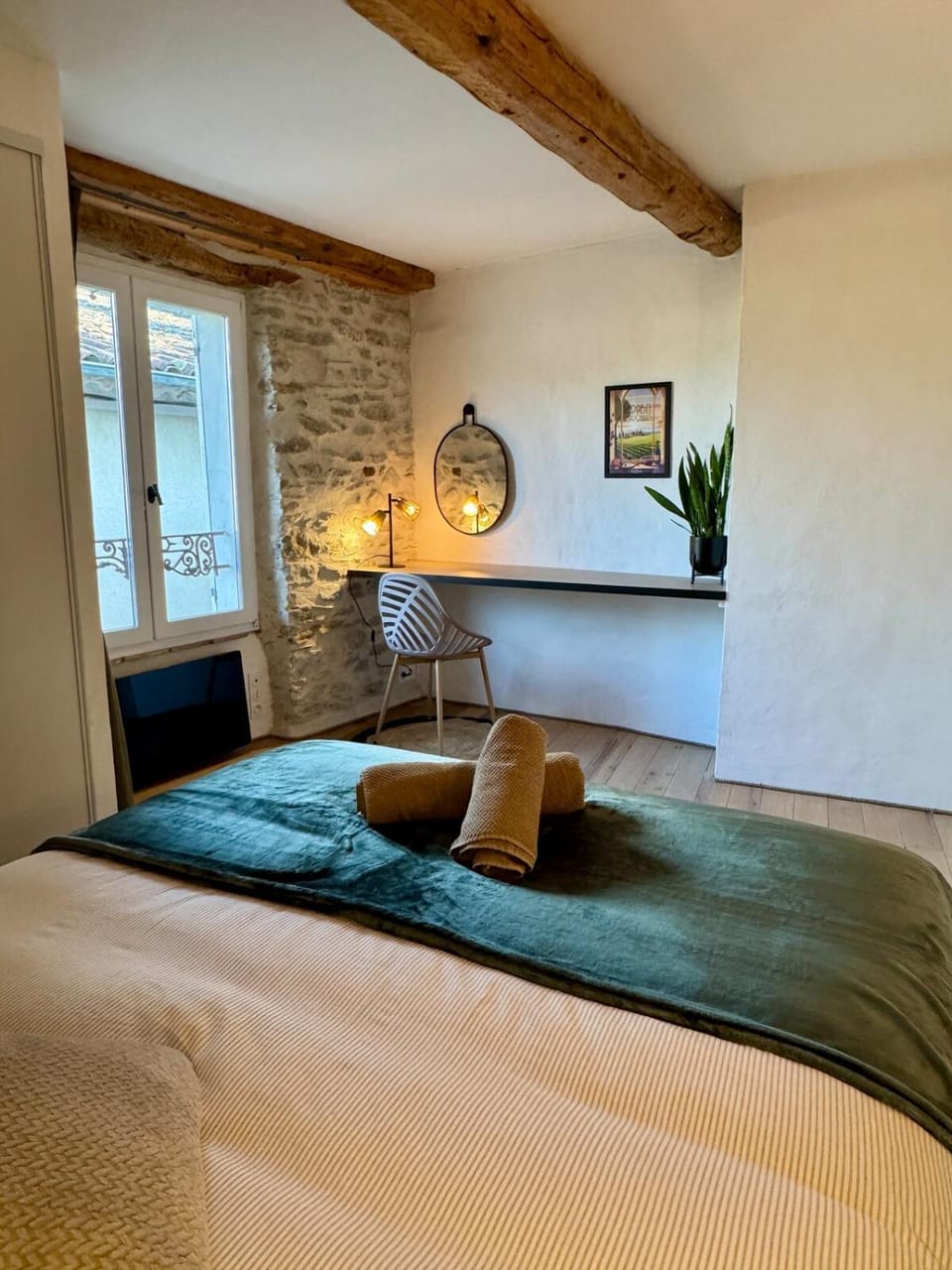 Bed, Photo of the whole room, Seating area, Bedroom