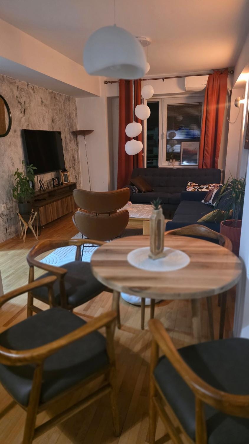 Central 92m upscale home with an office, piano & yoga space Apartment in Skopje