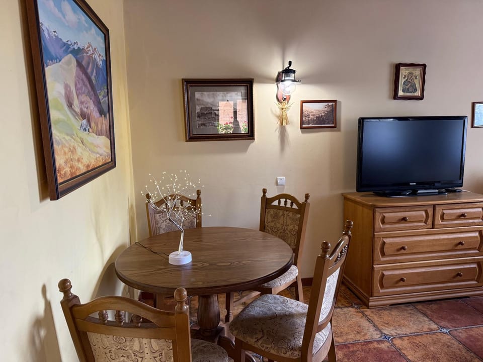 Communal lounge/ TV room, TV and multimedia, Dining area