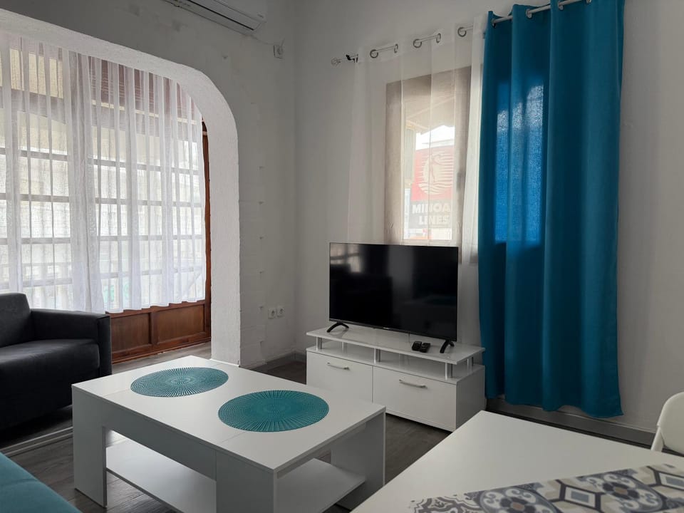 Communal lounge/ TV room, Living room, Seating area