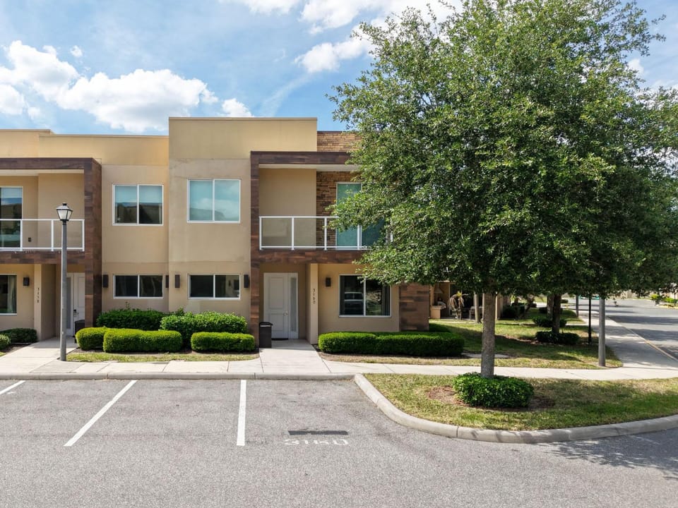 Designer 4BR Getaway Sleek Laminate Floors House in Bay Lake