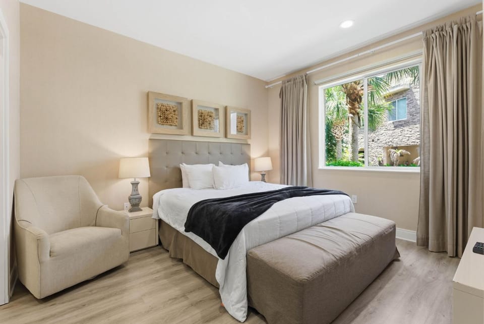 Designer 4BR Getaway Sleek Laminate Floors House in Bay Lake
