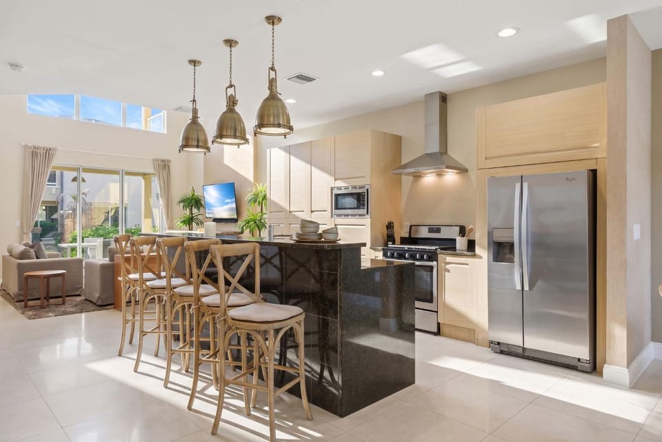 Designer 4BR Getaway Sleek Laminate Floors House in Bay Lake