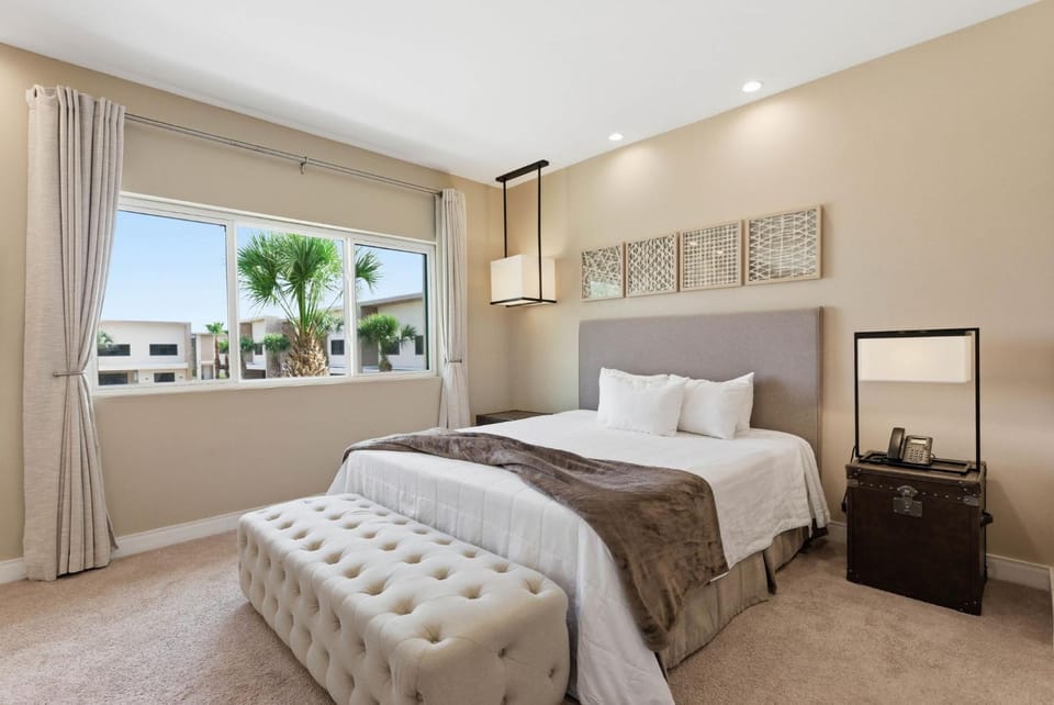 Stylish Retreat with Large Patio and Living areas House in Bay Lake