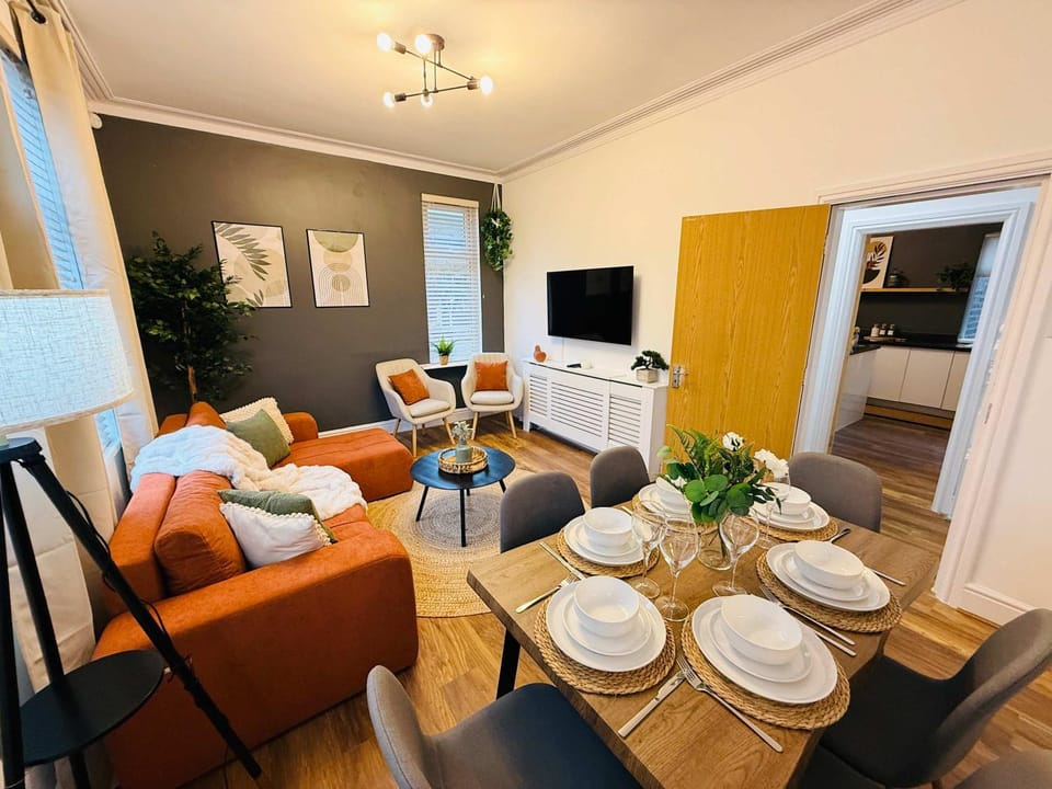 Spacious House with Games Room & Free Parking Nr MediaCity, Trafford Centre, Manchester City Centre House in Salford