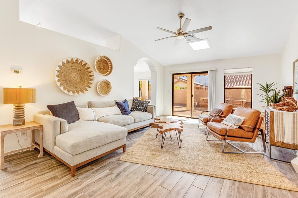 Laurelwood House in Casas Adobes