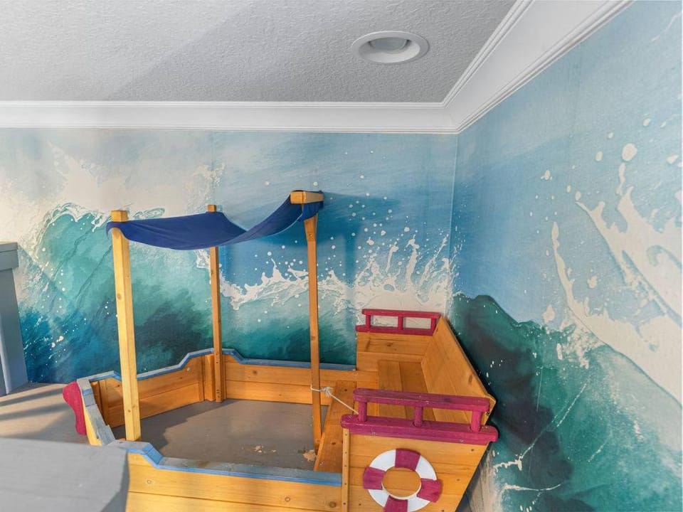 Indoor Pirate retreat with Elevator gameroom close to beach House in Perdido Key