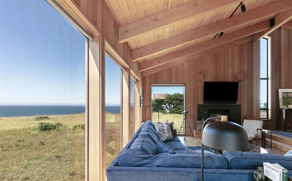 Property building, Natural landscape, TV and multimedia, View (from property/room), Living room, Seating area, Sea view