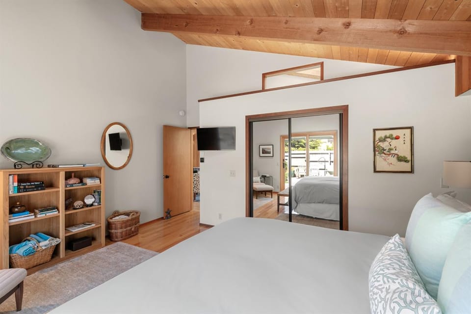 Bed, Library, TV and multimedia, Photo of the whole room, Bedroom, wardrobe