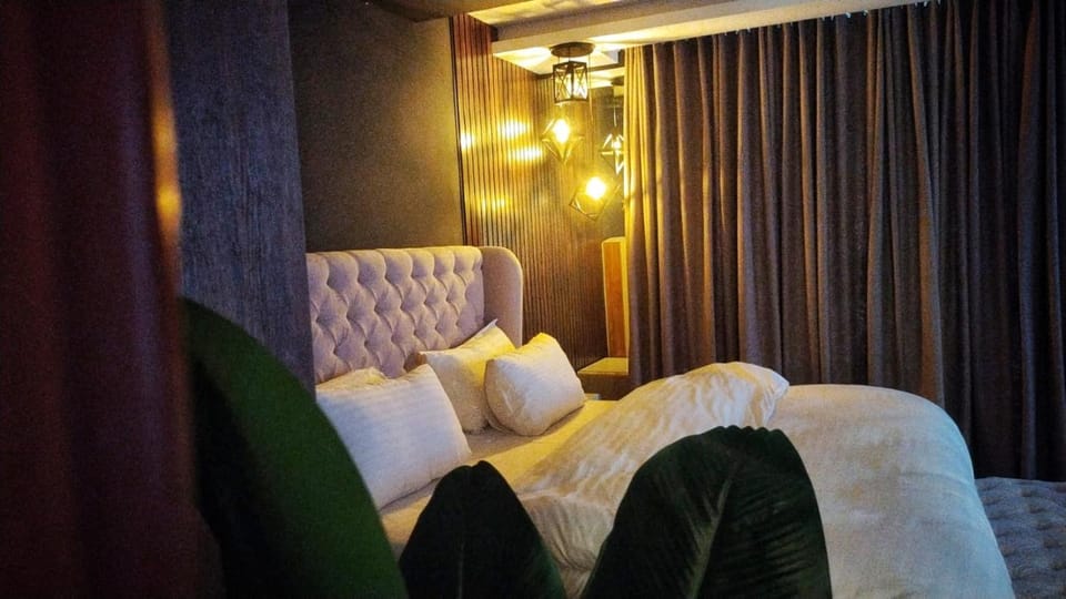 VINTAGE PENTHOUSE APARTMENT - GOLDCREST MALL By ALVIS SUITE Apartment in Lahore
