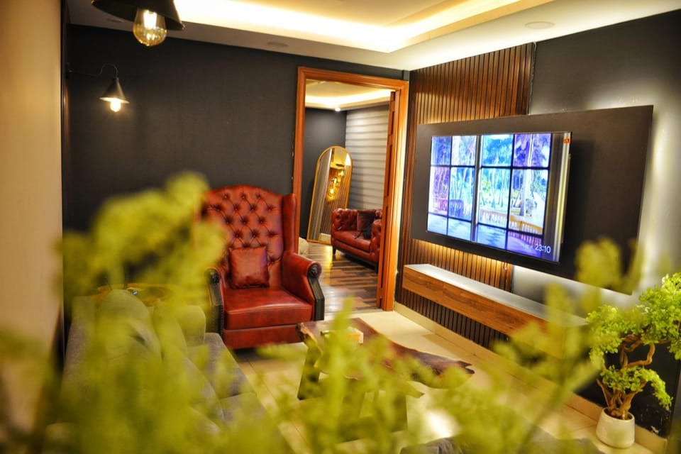 VINTAGE PENTHOUSE APARTMENT - GOLDCREST MALL By ALVIS SUITE Apartment in Lahore