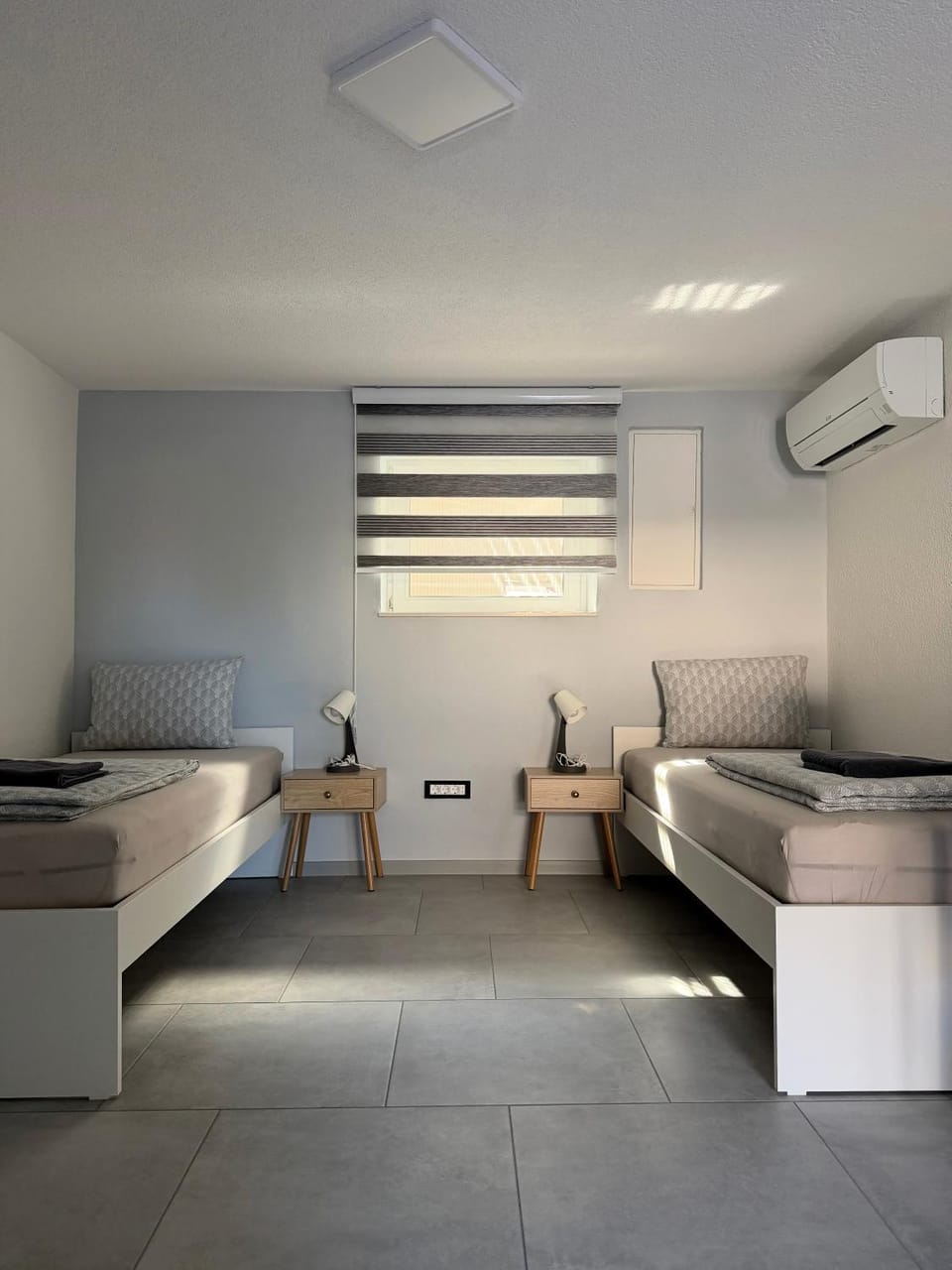 Bed, Photo of the whole room, air conditioner