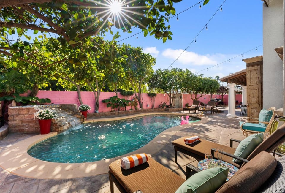 Patio, Spring, Day, Natural landscape, Garden, Living room, Seating area, Garden view, Pool view, Swimming pool, sunbed