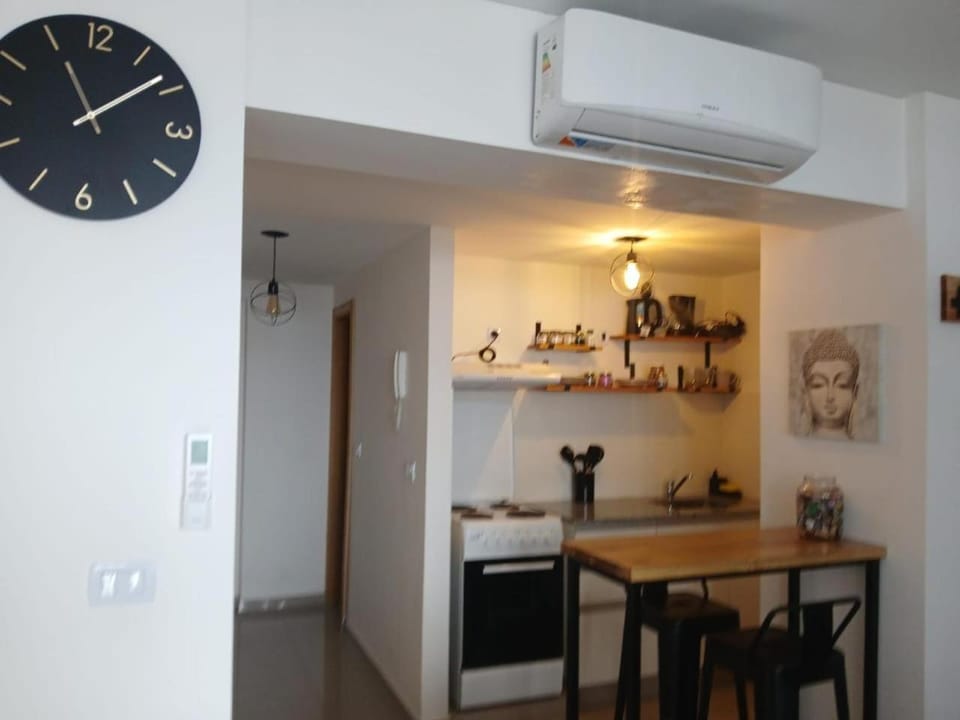 Kitchen or kitchenette, air conditioner