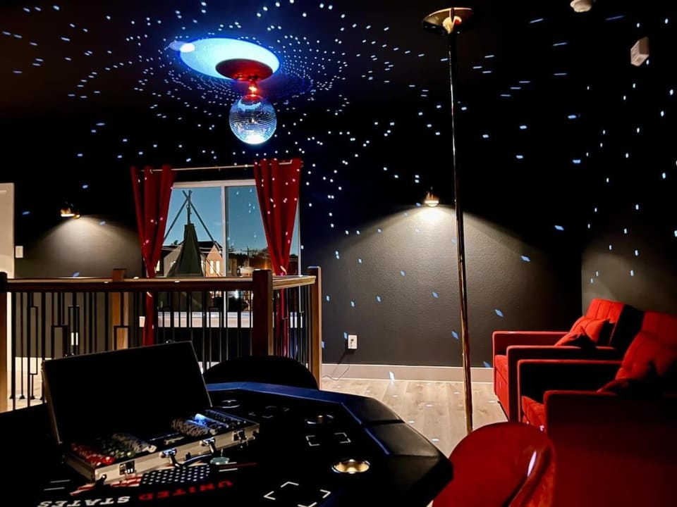 Luxury Wellness & Fun - Hot Tub Sauna Gym Casino Billiards House in Dallas