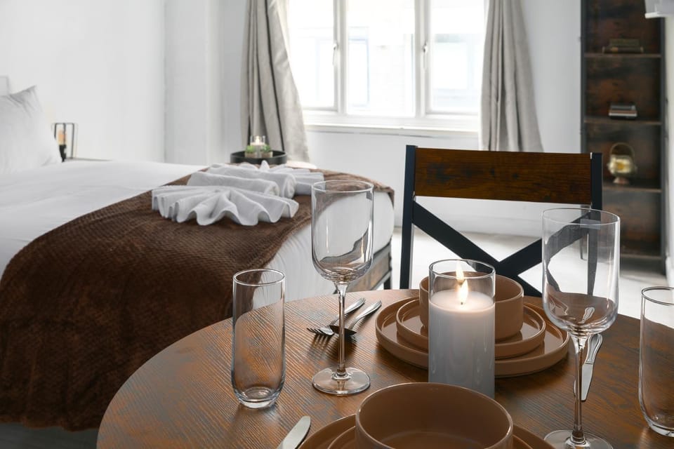 Bed, Dining area, Bedroom